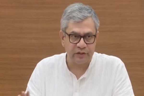 उत्तर प्रदेश में पिछले 10 साल में रेलवे के विकास ने हर पैमाने पर बनाया रिकॉर्ड : अश्विनी वैष्णव